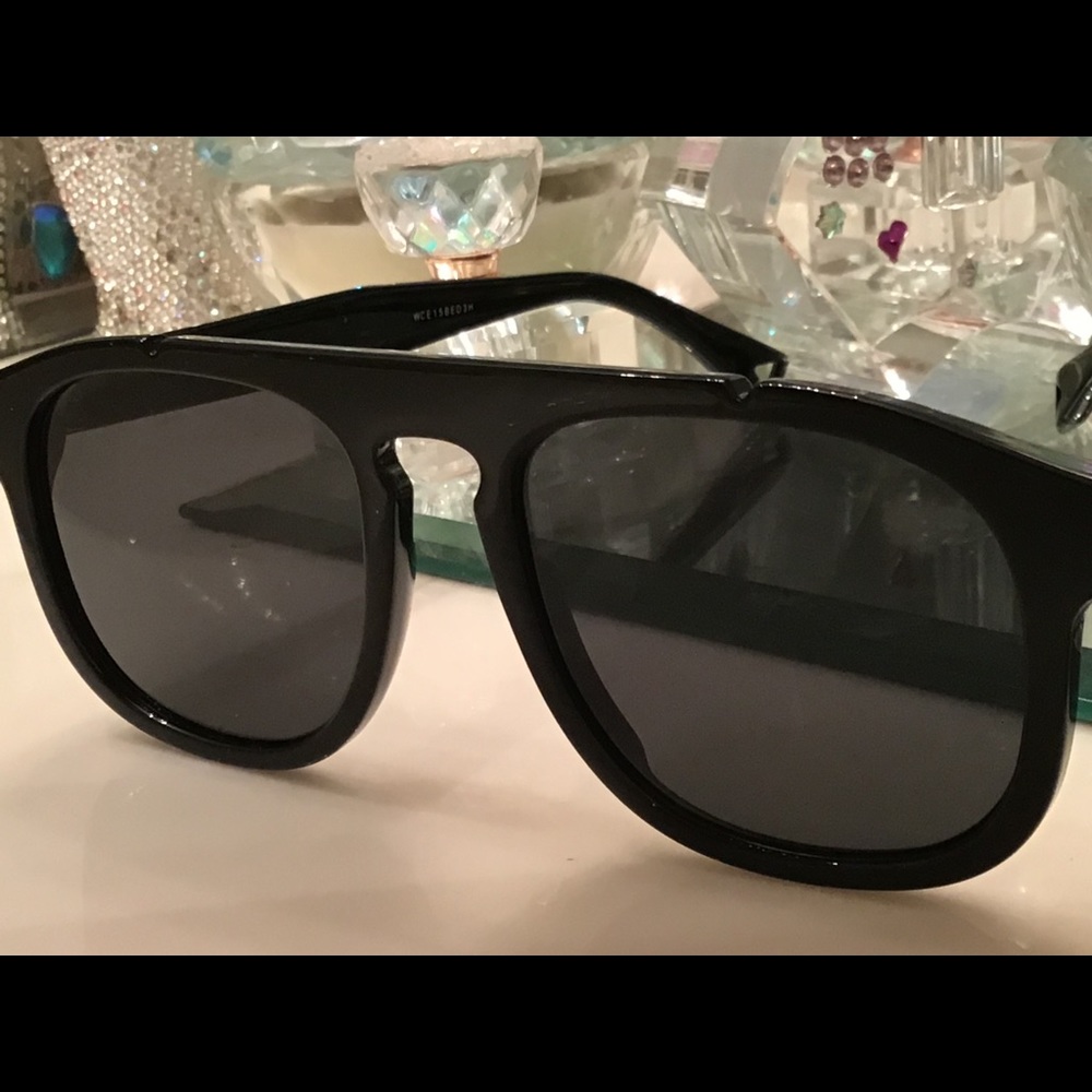 Beautiful Fendi sunglasses gorgeous - Picture 2 of 7